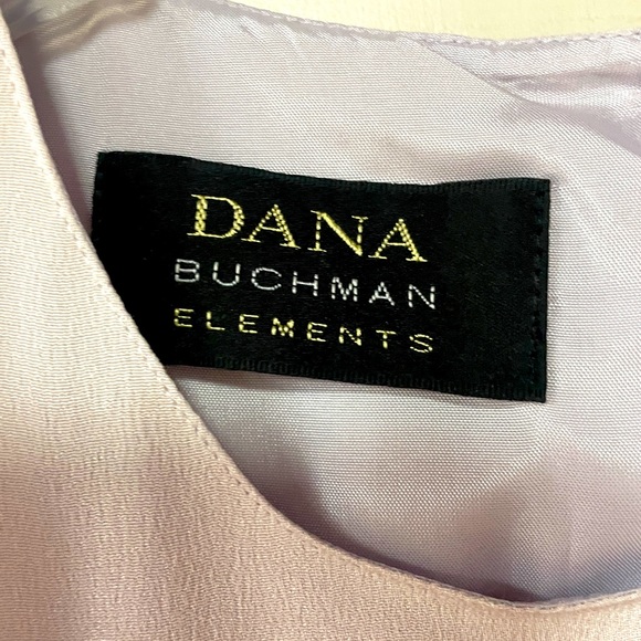 NWT Dana Buchman Light Grey Silk Sleeveless Button Back Blouse Sz 10 - Picture 3 of 7